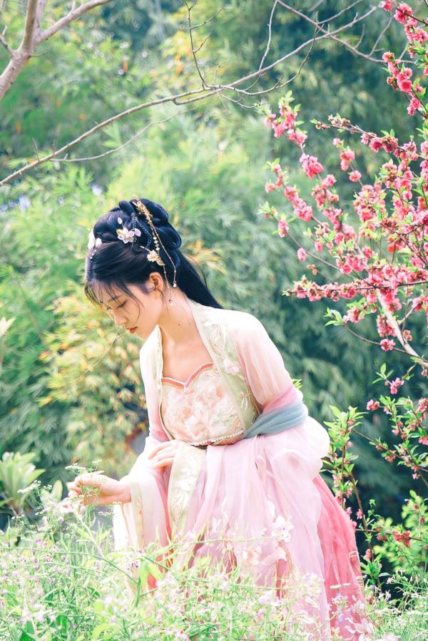 年年Nnian 年年  年年Nnian-海棠仙：古风花海汉服写真，纯欲风格私房大尺度摄影，展现人间尤物气质第1张图片