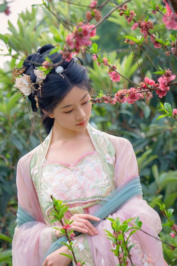年年Nnian 年年  年年Nnian-海棠仙：古风花海汉服写真，纯欲风格私房大尺度摄影，展现人间尤物气质第2张图片