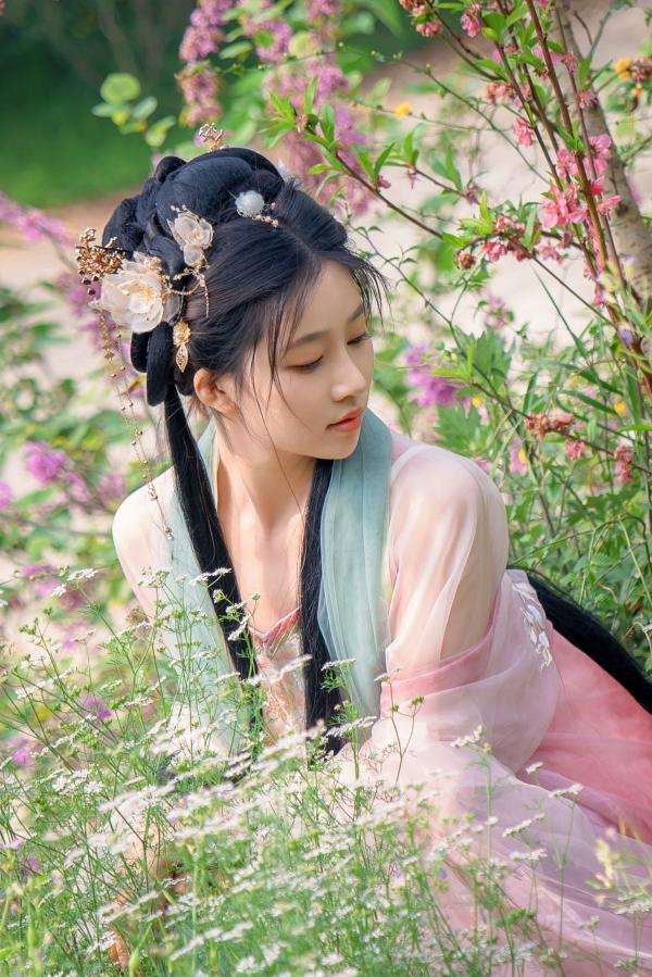 年年Nnian 年年  年年Nnian-海棠仙：古风花海汉服写真，纯欲风格私房大尺度摄影，展现人间尤物气质第3张图片