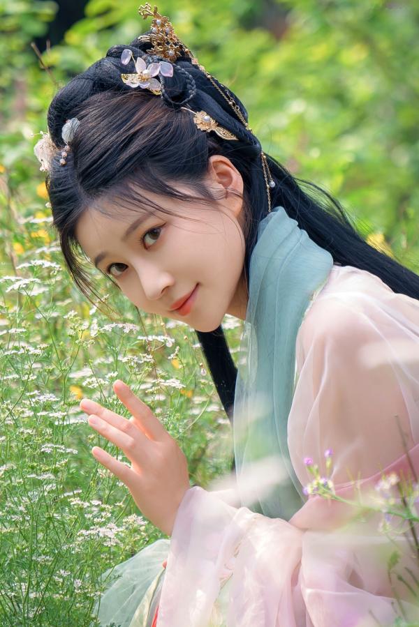年年Nnian 年年  年年Nnian-海棠仙：古风花海汉服写真，纯欲风格私房大尺度摄影，展现人间尤物气质第4张图片
