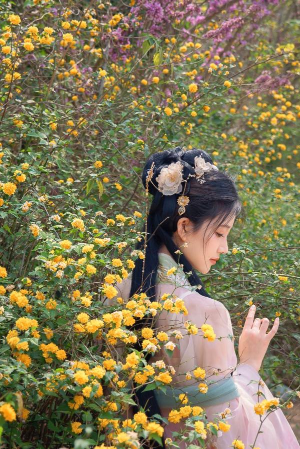 年年Nnian 年年  年年Nnian-海棠仙：古风花海汉服写真，纯欲风格私房大尺度摄影，展现人间尤物气质第5张图片