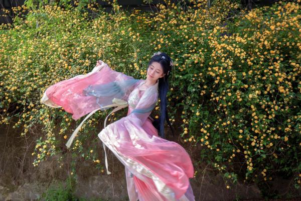 年年Nnian 年年  年年Nnian-海棠仙：古风花海汉服写真，纯欲风格私房大尺度摄影，展现人间尤物气质第9张图片