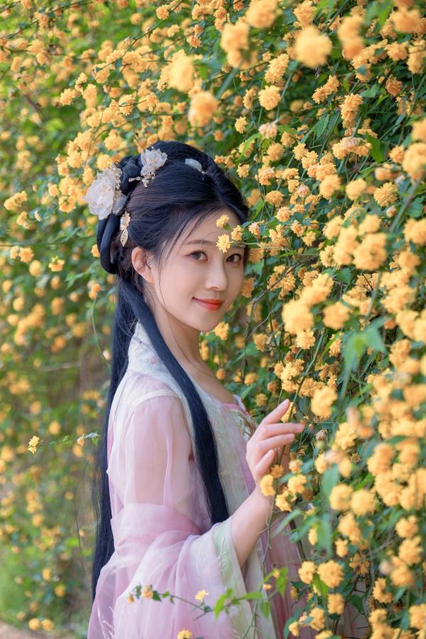 年年Nnian 年年  年年Nnian-海棠仙：古风花海汉服写真，纯欲风格私房大尺度摄影，展现人间尤物气质第10张图片