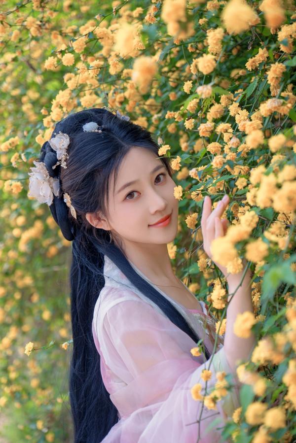 年年Nnian 年年  年年Nnian-海棠仙：古风花海汉服写真，纯欲风格私房大尺度摄影，展现人间尤物气质第11张图片