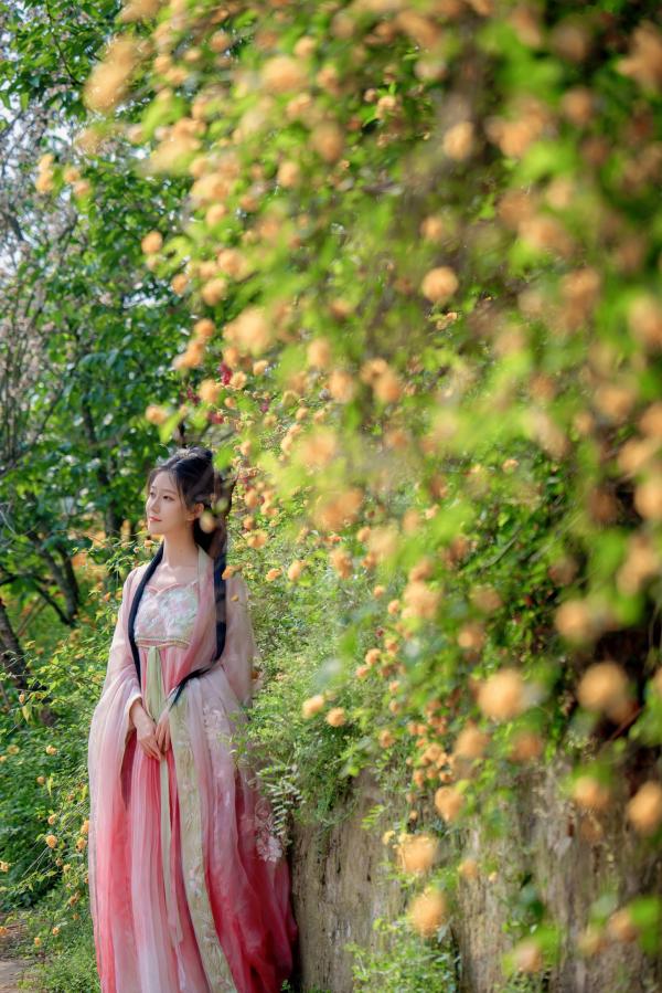 年年Nnian 年年  年年Nnian-海棠仙：古风花海汉服写真，纯欲风格私房大尺度摄影，展现人间尤物气质第15张图片