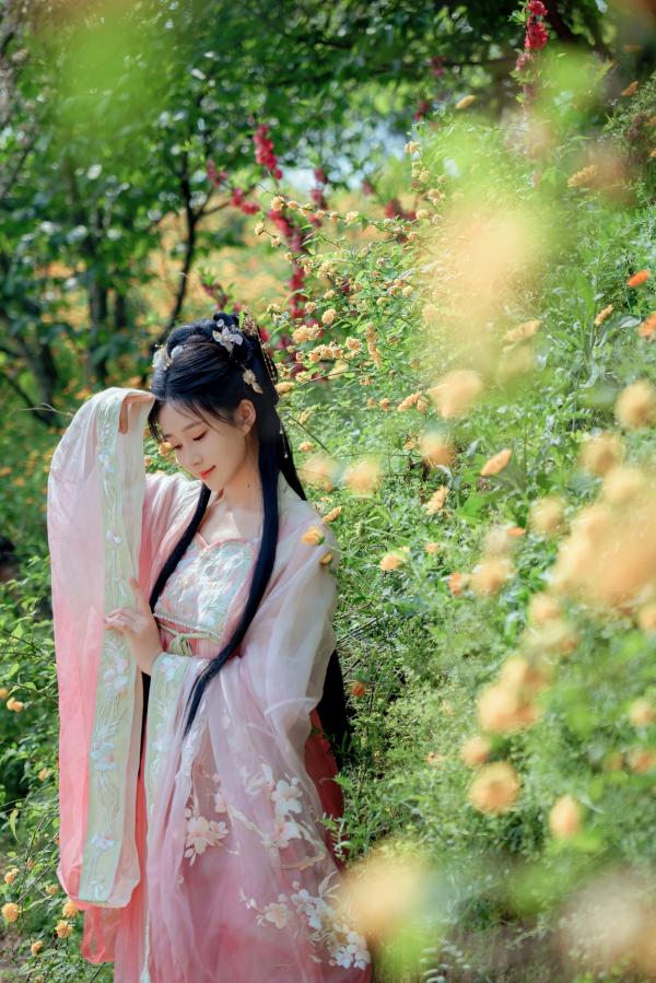 年年Nnian 年年  年年Nnian-海棠仙：古风花海汉服写真，纯欲风格私房大尺度摄影，展现人间尤物气质第16张图片