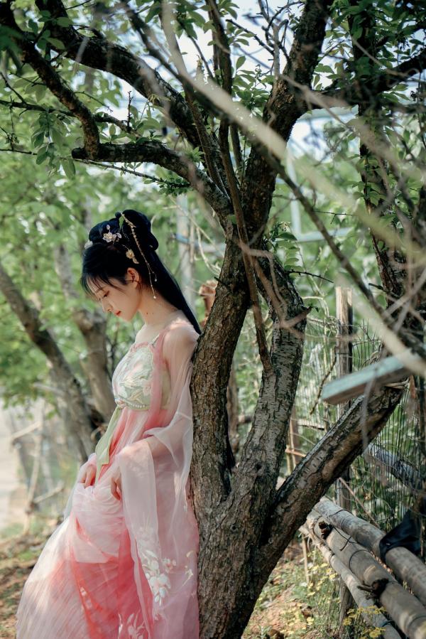 年年Nnian 年年  年年Nnian-海棠仙：古风花海汉服写真，纯欲风格私房大尺度摄影，展现人间尤物气质第17张图片