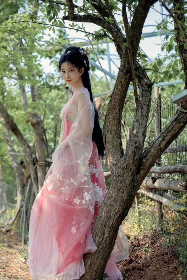 年年Nnian 年年  年年Nnian-海棠仙：古风花海汉服写真，纯欲风格私房大尺度摄影，展现人间尤物气质第18张图片