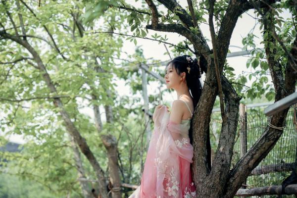 年年Nnian 年年  年年Nnian-海棠仙：古风花海汉服写真，纯欲风格私房大尺度摄影，展现人间尤物气质第19张图片
