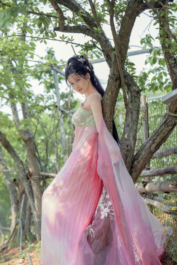 年年Nnian 年年  年年Nnian-海棠仙：古风花海汉服写真，纯欲风格私房大尺度摄影，展现人间尤物气质第20张图片