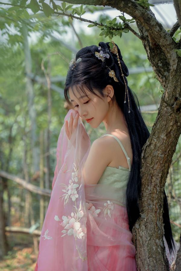 年年Nnian 年年  年年Nnian-海棠仙：古风花海汉服写真，纯欲风格私房大尺度摄影，展现人间尤物气质第21张图片