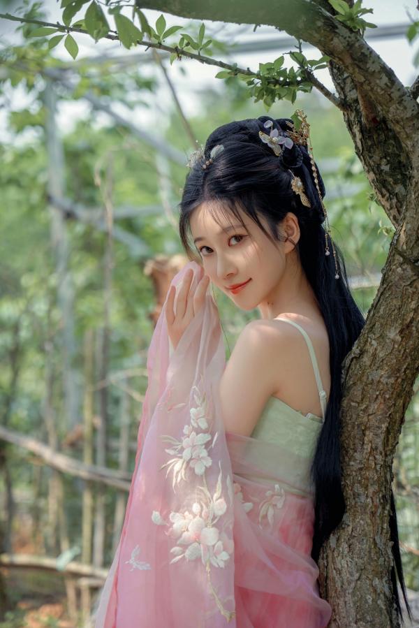 年年Nnian 年年  年年Nnian-海棠仙：古风花海汉服写真，纯欲风格私房大尺度摄影，展现人间尤物气质第22张图片