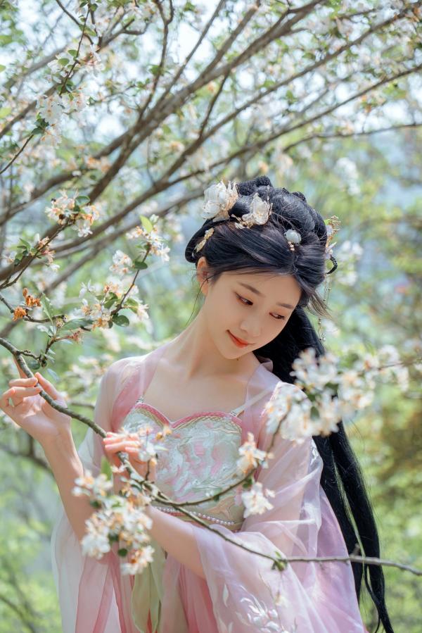 年年Nnian 年年  年年Nnian-海棠仙：古风花海汉服写真，纯欲风格私房大尺度摄影，展现人间尤物气质第23张图片