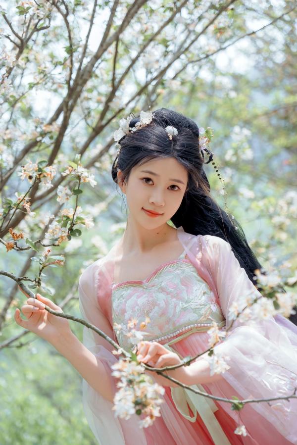 年年Nnian 年年  年年Nnian-海棠仙：古风花海汉服写真，纯欲风格私房大尺度摄影，展现人间尤物气质第24张图片