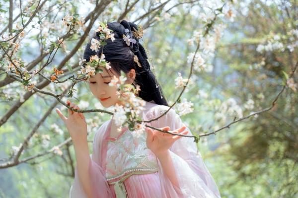 年年Nnian 年年  年年Nnian-海棠仙：古风花海汉服写真，纯欲风格私房大尺度摄影，展现人间尤物气质第25张图片