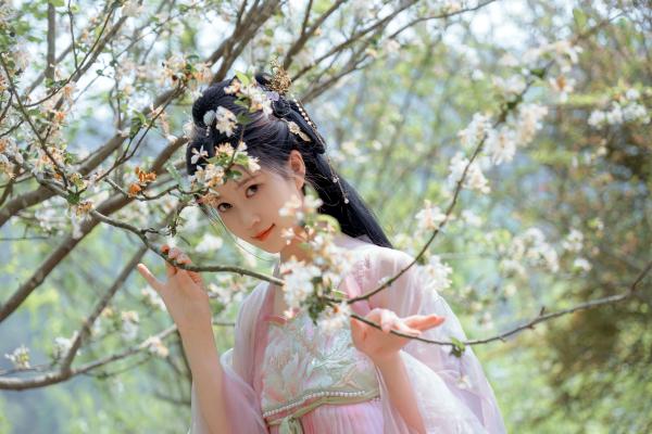 年年Nnian 年年  年年Nnian-海棠仙：古风花海汉服写真，纯欲风格私房大尺度摄影，展现人间尤物气质第26张图片