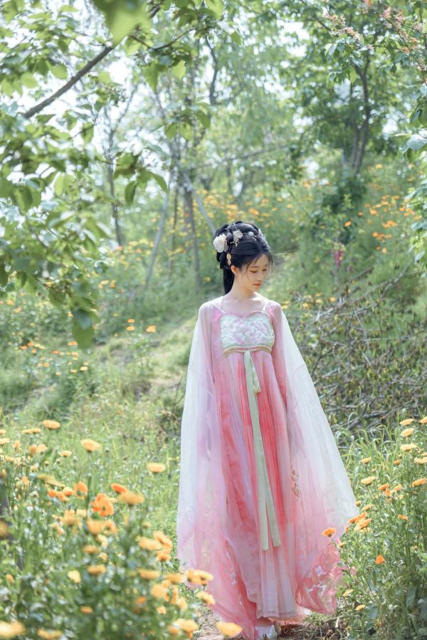 年年Nnian 年年  年年Nnian-海棠仙：古风花海汉服写真，纯欲风格私房大尺度摄影，展现人间尤物气质第31张图片