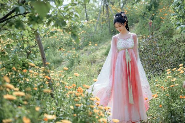 年年Nnian 年年  年年Nnian-海棠仙：古风花海汉服写真，纯欲风格私房大尺度摄影，展现人间尤物气质第32张图片