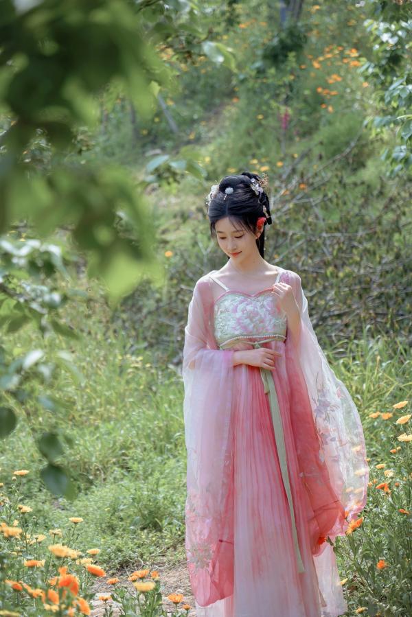 年年Nnian 年年  年年Nnian-海棠仙：古风花海汉服写真，纯欲风格私房大尺度摄影，展现人间尤物气质第33张图片