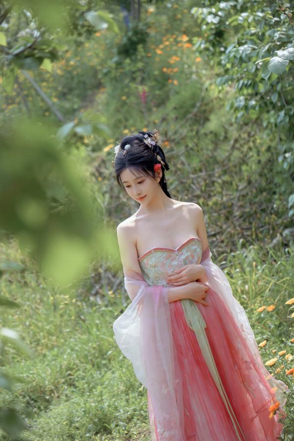 年年Nnian 年年  年年Nnian-海棠仙：古风花海汉服写真，纯欲风格私房大尺度摄影，展现人间尤物气质第34张图片