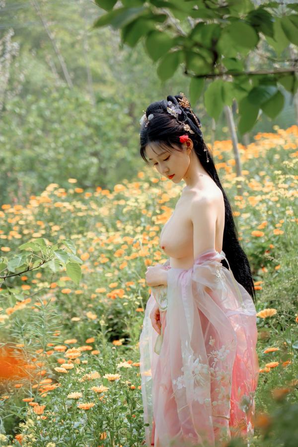 年年Nnian 年年  年年Nnian-海棠仙：古风花海汉服写真，纯欲风格私房大尺度摄影，展现人间尤物气质第36张图片