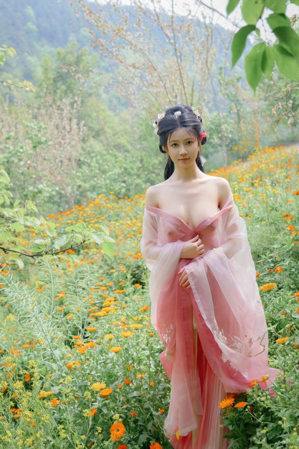 年年Nnian 年年  年年Nnian-海棠仙：古风花海汉服写真，纯欲风格私房大尺度摄影，展现人间尤物气质第43张图片