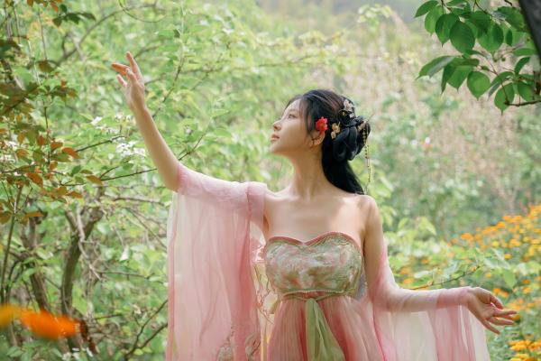 年年Nnian 年年  年年Nnian-海棠仙：古风花海汉服写真，纯欲风格私房大尺度摄影，展现人间尤物气质第51张图片