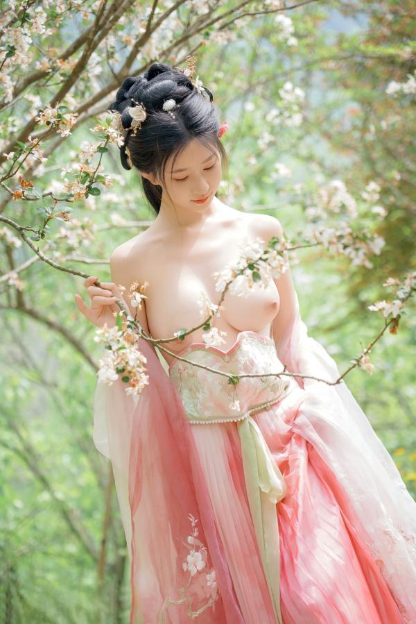 年年Nnian 年年  年年Nnian-海棠仙：古风花海汉服写真，纯欲风格私房大尺度摄影，展现人间尤物气质第56张图片