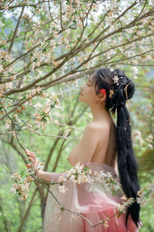 年年Nnian 年年  年年Nnian-海棠仙：古风花海汉服写真，纯欲风格私房大尺度摄影，展现人间尤物气质第58张图片