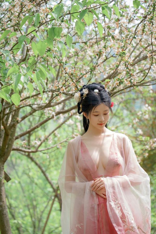 年年Nnian 年年  年年Nnian-海棠仙：古风花海汉服写真，纯欲风格私房大尺度摄影，展现人间尤物气质第59张图片