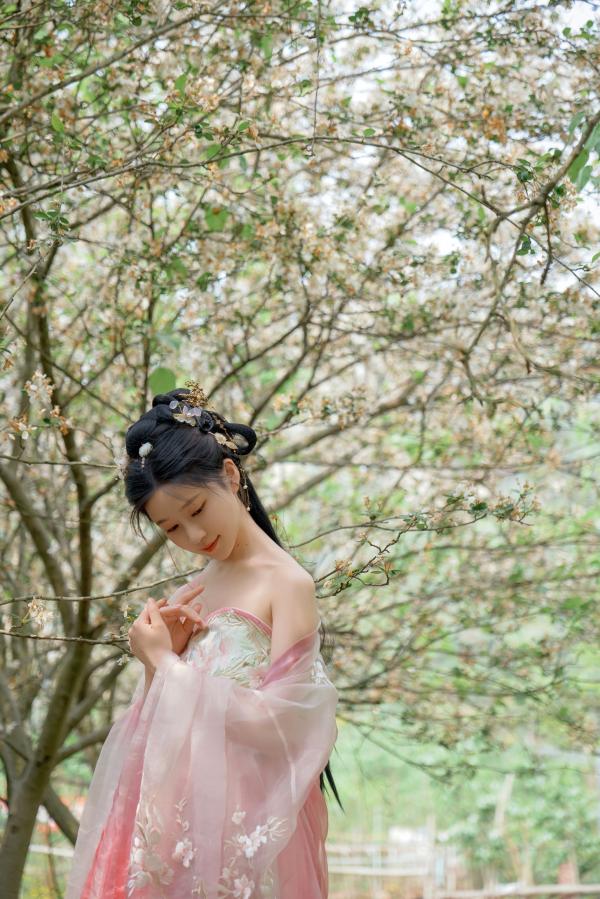 年年Nnian 年年  年年Nnian-海棠仙：古风花海汉服写真，纯欲风格私房大尺度摄影，展现人间尤物气质第66张图片
