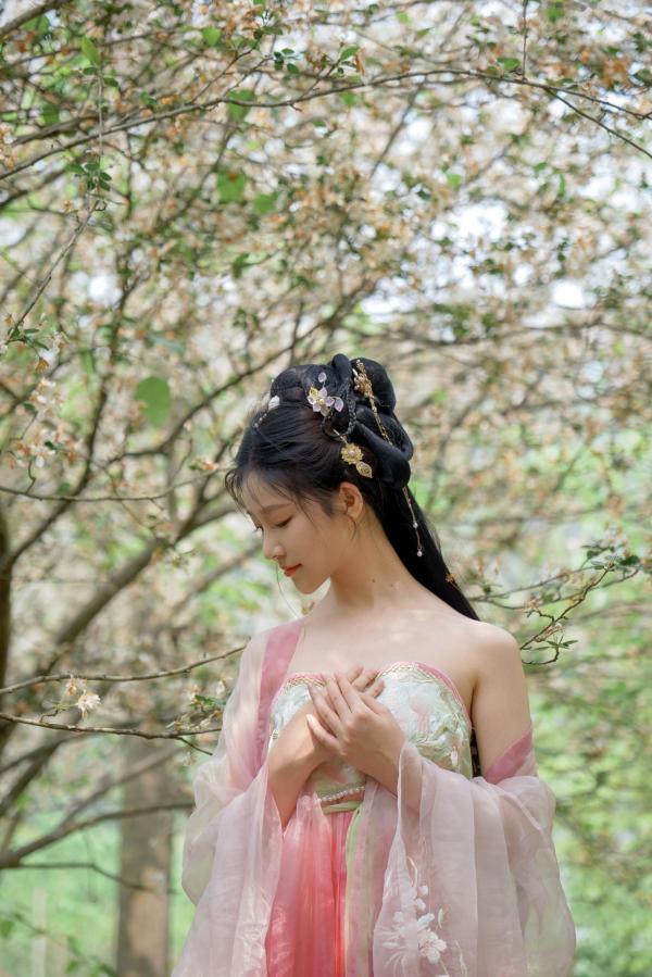 年年Nnian 年年  年年Nnian-海棠仙：古风花海汉服写真，纯欲风格私房大尺度摄影，展现人间尤物气质第67张图片