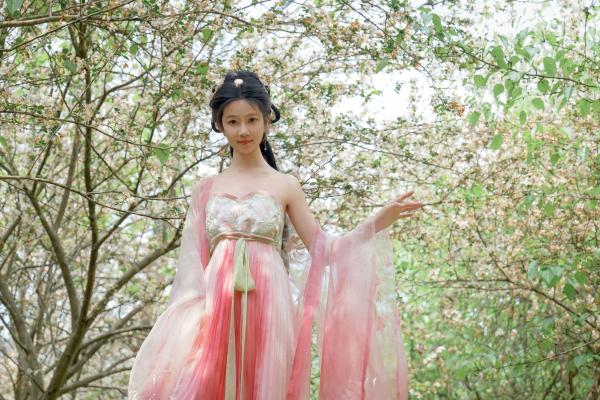 年年Nnian 年年  年年Nnian-海棠仙：古风花海汉服写真，纯欲风格私房大尺度摄影，展现人间尤物气质第69张图片