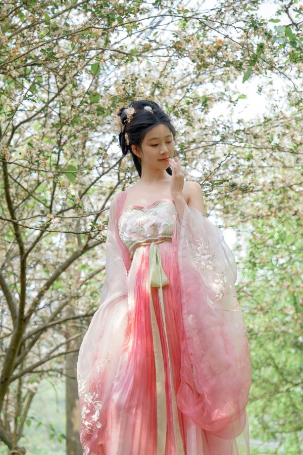 年年Nnian 年年  年年Nnian-海棠仙：古风花海汉服写真，纯欲风格私房大尺度摄影，展现人间尤物气质第70张图片