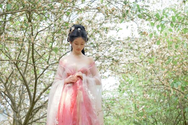 年年Nnian 年年  年年Nnian-海棠仙：古风花海汉服写真，纯欲风格私房大尺度摄影，展现人间尤物气质第76张图片