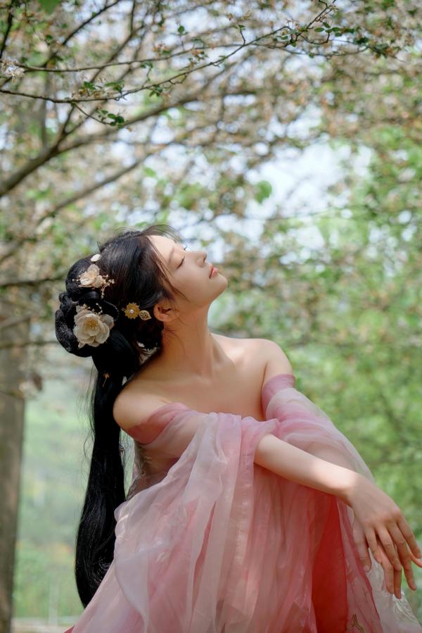 年年Nnian 年年  年年Nnian-海棠仙：古风花海汉服写真，纯欲风格私房大尺度摄影，展现人间尤物气质第81张图片