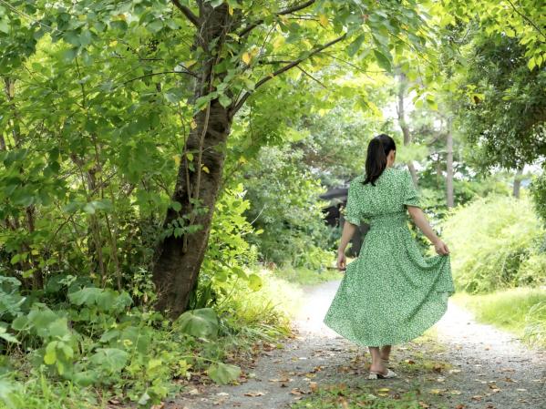    岬野まなつ - 夏季清纯夏日写真，红色比基尼与碎花长裙的灵动邂逅，官方精选写真集第25张图片