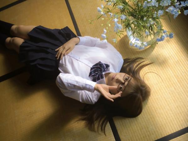    岬あずさ - 美 mikan 感：清纯校园制服户外写真与成熟知性深V诱惑，展现多面迷人魅力第15张图片