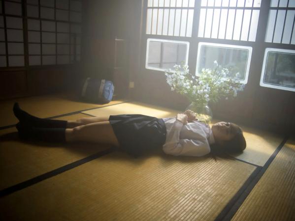    岬あずさ - 美 mikan 感：清纯校园制服户外写真与成熟知性深V诱惑，展现多面迷人魅力第20张图片