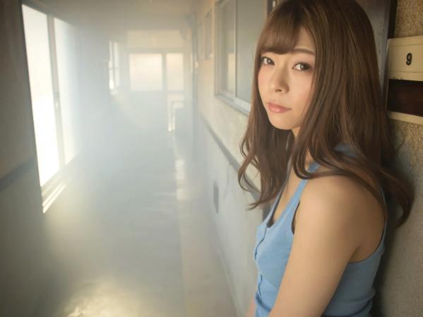   岬あずさ - 美 mikan 感：清纯校园制服户外写真与成熟知性深V诱惑，展现多面迷人魅力第21张图片