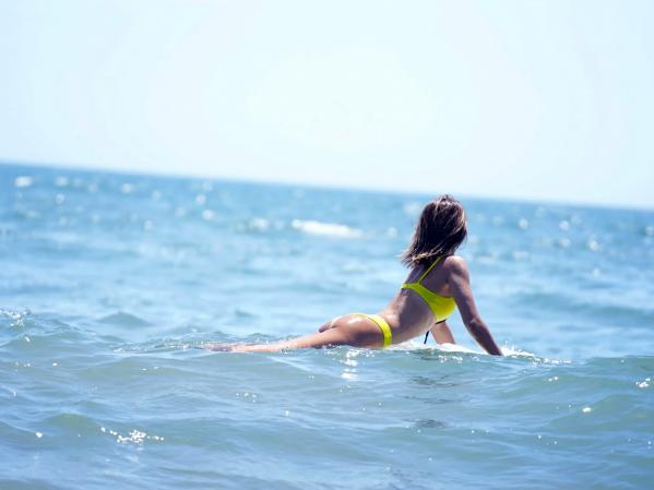    白波瀬海来 - 最高潮ビキニ：阳光海边比基尼与居家私房，尽显健康小麦色肌肤的运动性感美，元气治愈的高清写真集第5张图片