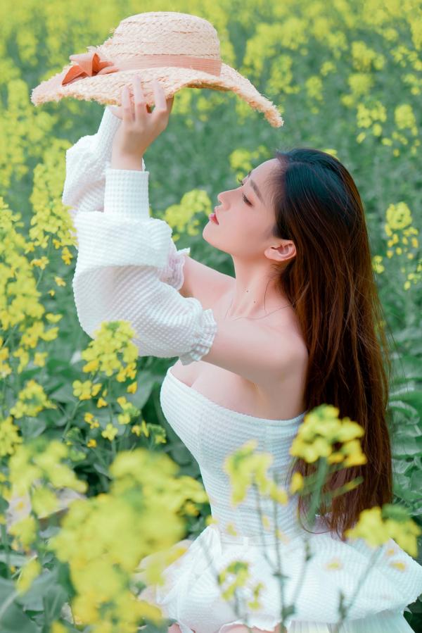年年Nnian 年年  年年Nnian-户外花海写真，草帽清新抹胸少女，清纯与性感并存的私房大尺度诱惑第1张图片