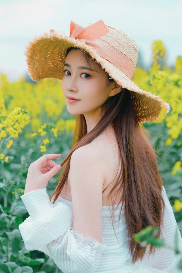 年年Nnian 年年  年年Nnian-户外花海写真，草帽清新抹胸少女，清纯与性感并存的私房大尺度诱惑第2张图片