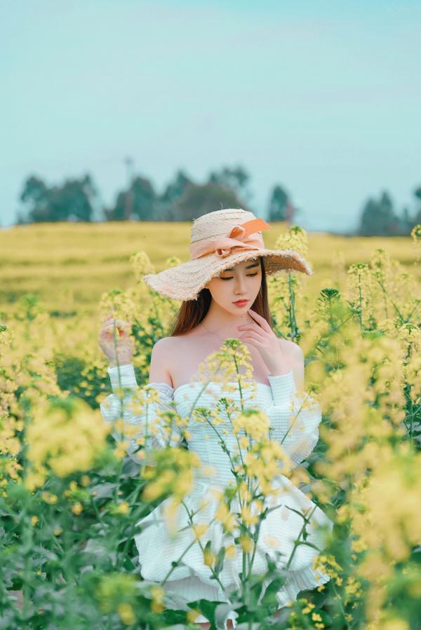 年年Nnian 年年  年年Nnian-户外花海写真，草帽清新抹胸少女，清纯与性感并存的私房大尺度诱惑第3张图片