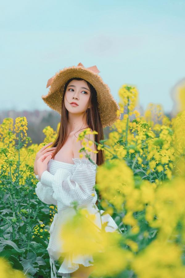 年年Nnian 年年  年年Nnian-户外花海写真，草帽清新抹胸少女，清纯与性感并存的私房大尺度诱惑第4张图片