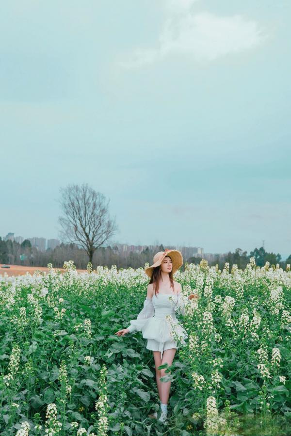 年年Nnian 年年  年年Nnian-户外花海写真，草帽清新抹胸少女，清纯与性感并存的私房大尺度诱惑第5张图片