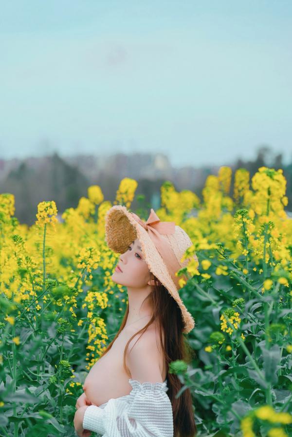 年年Nnian 年年  年年Nnian-户外花海写真，草帽清新抹胸少女，清纯与性感并存的私房大尺度诱惑第6张图片