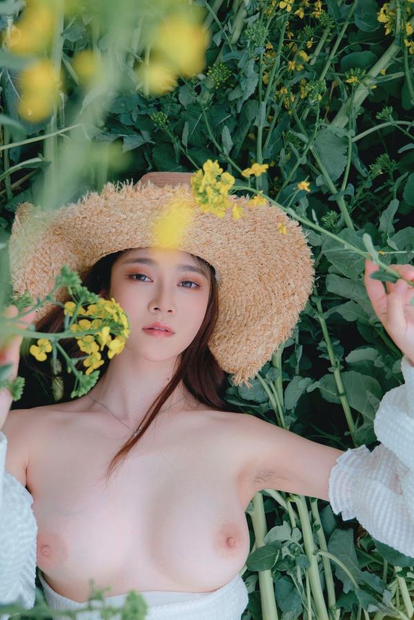 年年Nnian 年年  年年Nnian-户外花海写真，草帽清新抹胸少女，清纯与性感并存的私房大尺度诱惑第25张图片