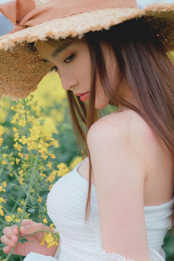年年Nnian 年年  年年Nnian-户外花海写真，草帽清新抹胸少女，清纯与性感并存的私房大尺度诱惑第27张图片