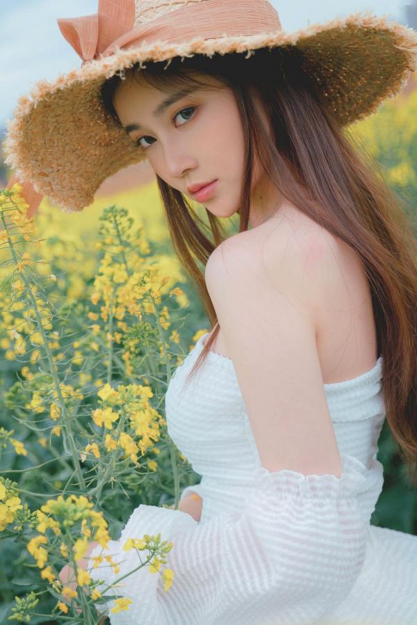 年年Nnian 年年  年年Nnian-户外花海写真，草帽清新抹胸少女，清纯与性感并存的私房大尺度诱惑第28张图片